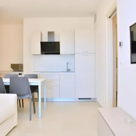 Sunny And Bright Beautiful Apartman *